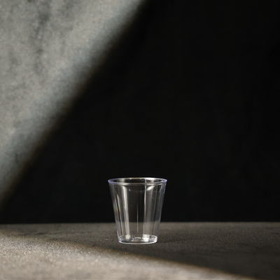 Wytrzymałość 60ml okrągłe plastikowe kubki PS do gorących i zimnych napojów z logo na zamówienie