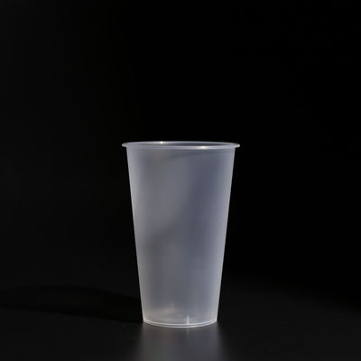 Przejrzyste białe plastikowe kubki jednorazowe z pokrywkami do soku i herbaty boba