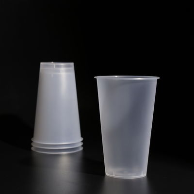 Przejrzyste białe plastikowe kubki jednorazowe z pokrywkami do soku i herbaty boba