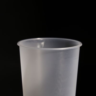 Op maat gemaakte PP wegwerpplastic drinkbeker met deksel voor koude dranken
