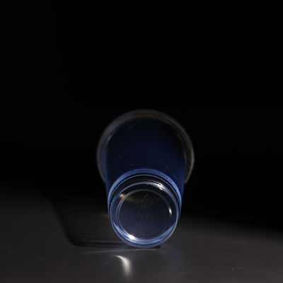 Przejrzyste plastikowe kubki PET o pojemności 700 ml z dostosowalnym logo do soku i mleka
